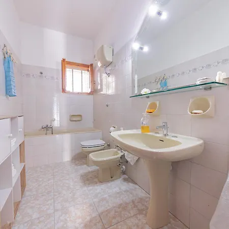 Lucy's Flat - * Melendugno